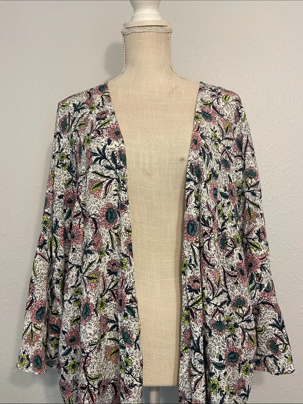 Torrid White Floral Print Chic Romantic Open Front Draped Kimono Size 3
